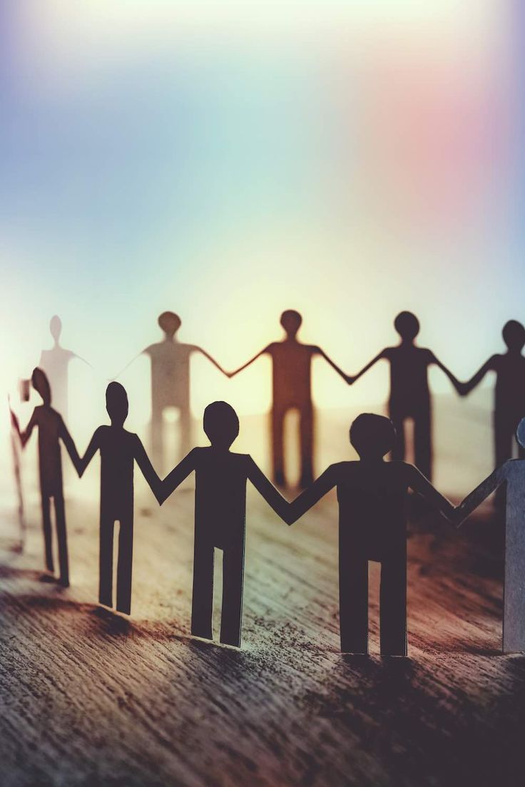 Silhouettes de papier se tenant par la main, symbole de lien et de constellation